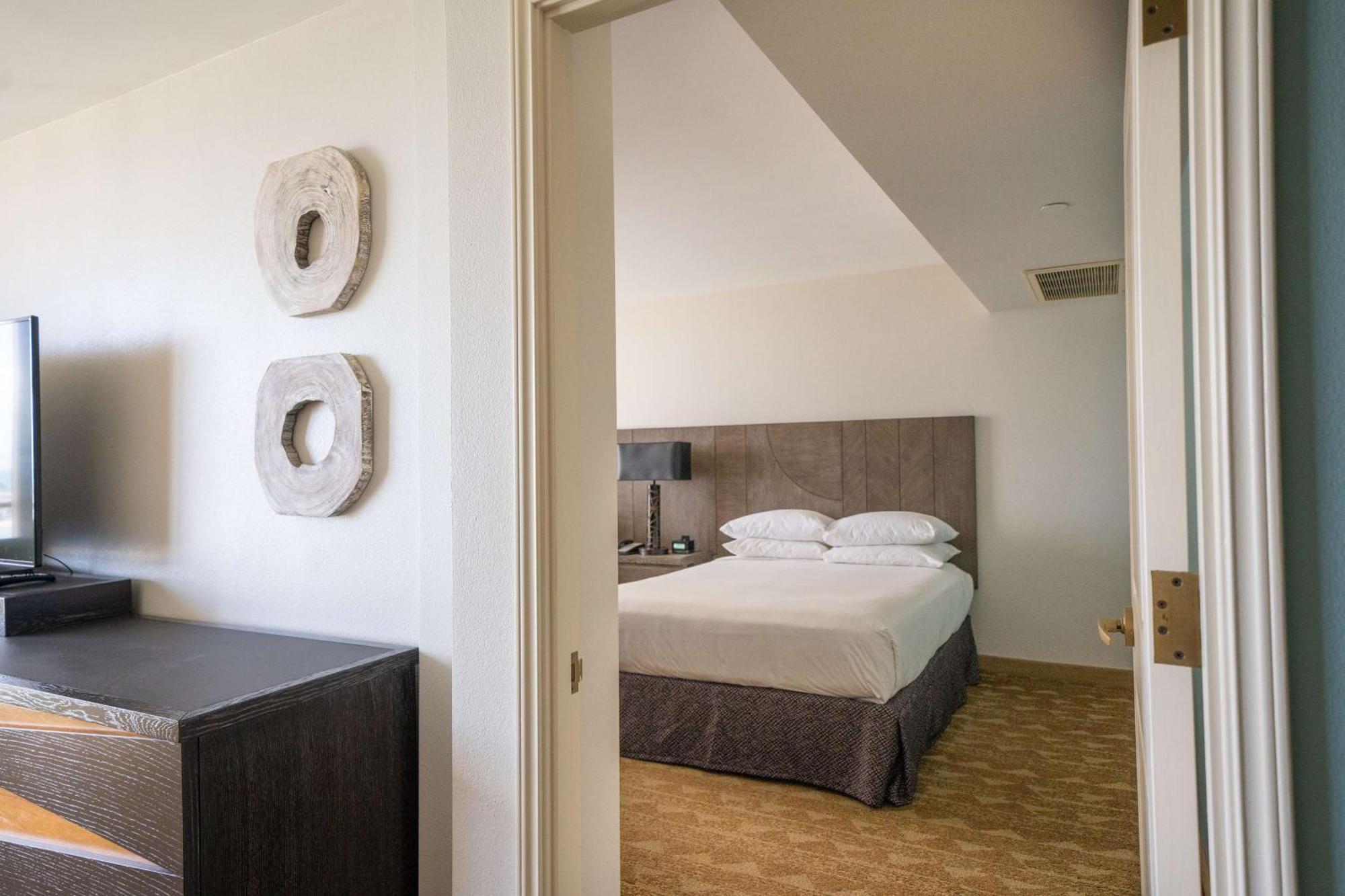เอ็มบาสซี่ สวีทส์ โฮเต็ล ไวย์กิกิ บีชวอล์ค Hotel โฮโนลูลู ภายนอก รูปภาพ